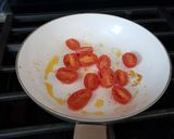 A picture of step 1 of Egg 🥚 with tomatoes 😋.