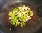 Foto del paso 1 de la receta: Salteado de champiñones, brócoli y ajetes con tahini y pasta harissa