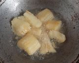 Foto langkah ke 3 dari resep Singkong goreng merekah.