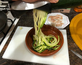 Foto del paso 2 de la receta: Espagueti de calabacín salteados con ajo laminado y gambón
