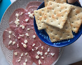 Foto del paso 7 de la receta: Carpaccio de vacuno con salsita de limón y parmesano
