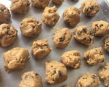 Foto langkah ke 4 dari resep Chewy Chocolate Chips Cookies serta tips pembuatannya.