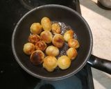 Foto del passaggio 4 della ricetta Indivia alla griglia, con gorgonzola e olio di rosmarino. Accanto a loro, patate alla curcuma!