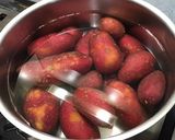 Une image de l'étape 1 de Salade de pommes de terre aux harengs, légumes et câpres.