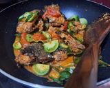 Foto langkah ke 4 dari resep Mangut Ikan Asap Tomat Ijo.