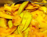 Foto langkah ke 2 dari resep Rujak Mangga Kweni.