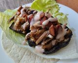 Foto del paso 7 de la receta: Wrap de berenjena🍆, salchicha🍖y carne de cerdo🥓en salsa de miel y ajo🌯🌮🧄