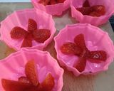 Foto langkah ke 2 dari resep Puding jelly stroberi.