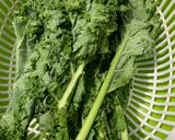 Hình bước làm 2 của món Cải Xoăn Kale Xào Mề Gà