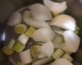 Foto del paso 2 de la receta: Caldo de rape con merluza y Gambones