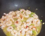Foto del paso 2 de la receta Gambas en salsa de tomate picante