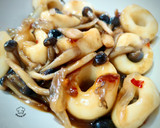Foto del paso 5 de la receta: Calamares con setas shimeji y salsas asiáticas