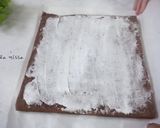 Foto langkah ke 3 dari resep Blackforest gulung.