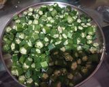 A picture of step 1 of Besan Bhindi.