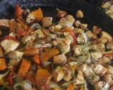 Foto del paso 4 de la receta: Pollo salteado con verduras