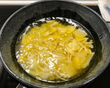 Foto del paso 2 de la receta: Tortilla de patatas con cebolla y ajo confitado 😋