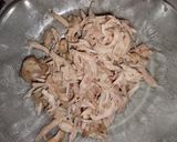 Foto langkah ke 2 dari resep Ayam Suwir Daun Jeruk.