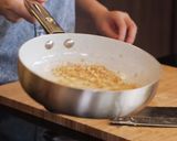 Foto langkah ke 3 dari resep Nasi Ayam Favorit Singapura: Tidak Digoreng, Cukup Pakai RICE COOKER!.