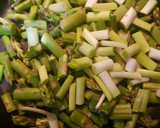 Foto del paso 2 de la receta: Espárragos verdes y ajetes tiernos al estilo esparragado