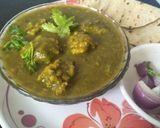 A picture of step 2 of Daal Palak & dal pakodi curry.