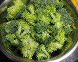 A picture of step 1 of Broccoli almonds creamy soup.