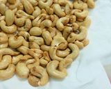 Foto langkah ke 7 dari resep Kacang Mete Goreng Bawang.