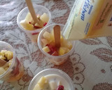 Foto del paso 4 de la receta: Frutiletas 🍭 🍑🥭🍌🍓🍏🍍 🥛🥛🥛