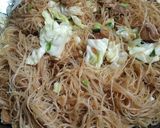 Foto langkah ke 5 dari resep Bihun Baso Sayur Goreng.