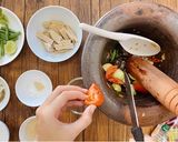 รูปขั้นตอนการทำที่ 2 ของ ตำหน่อไม้ย่านางหมูยอ By แม่บ้าน