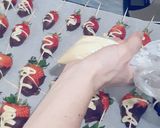 Une image de l'étape 6 de Fraises enrobées de chocolat.