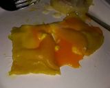 Foto del passaggio 4 della ricetta Raviolo ripieno di ricotta e tuorlo crudo