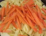 Foto del paso 2 de la receta Pollo al limón con especias y patatas fritas con zanahorias