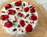Foto del passaggio 15 della ricetta Torta mousse con cioccolato, panna e fragole