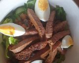 A picture of step 8 of Striploin steak fajitas salad.