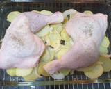 Foto del paso 8 de la receta: Cuartos traseros de pollo al horno con patatas panaderas