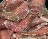 Foto del paso 1 de la receta: Milanesas de peceto a la Napolitana "Al horno"