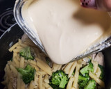 Foto del paso 4 de la receta: Pasta penne con pollo, brócoli y salsa Alfredo
