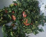 Foto langkah ke 2 dari resep Tumis Daun Pepaya Sosis.