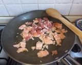 Foto del passaggio 4 della ricetta Rigatoni con salmone affumicato, prosciutto crudo e panna