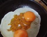 Foto del paso 2 de la receta: Huevos fritos en cama de picadillo de tomate y orégano