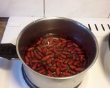 A picture of step 2 of Pasta with vegetarian PastaSauce. Made of kidneybeans and homemade tomatosauce.