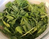 Une image de l'étape 1 de Salade de concombre et carottes râpées à la roquette et feta.