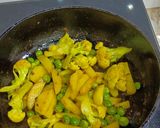 A picture of step 4 of Cauliflower Green Peas Vegetable.
