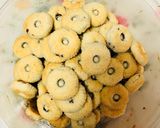 صورة لخطوة 7 من وصفة مقروضه بالعجوه بعجينه الكعك 👌🏼😋