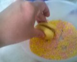 Foto del paso 8 de la receta: Alfajores de maicena de varios colores rellenos con mermelada 