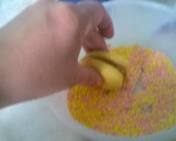 Foto del paso 8 de la receta: Alfajores de maicena de varios colores rellenos con mermelada 