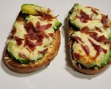 Foto del paso 4 de la receta: Tostas de aguacate con queso gratinado y jamón