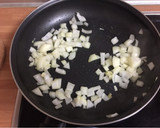 Foto del paso 1 de la receta: Pavo salteado con cebolla
