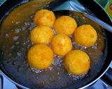 Foto langkah ke 5 dari resep Bola Nasi Isi Telur.