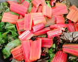 Foto del paso 5 de la receta: Acelgas rojas rehogadas con salmón